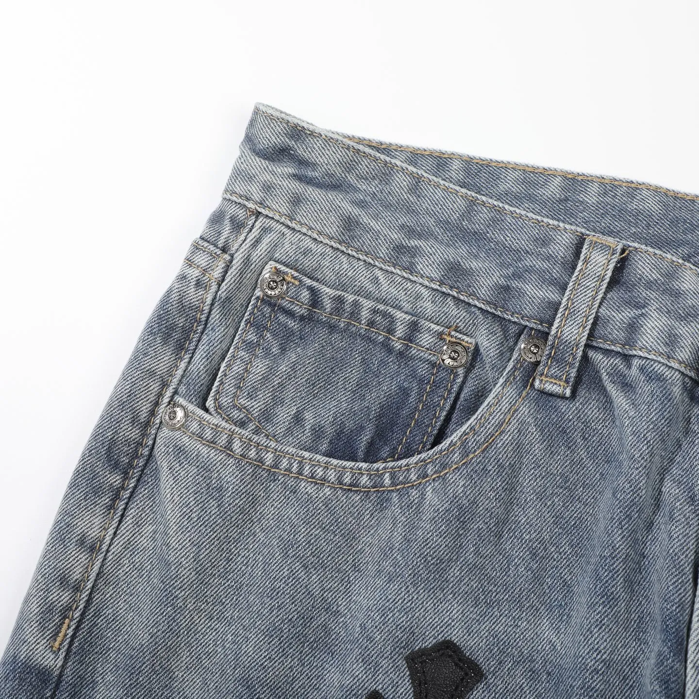 P290 Chrome Hearts Gallery co-branded limited-edition cross-flared flared jeans are a hot item this season and are sought after by countless celebrities and fashionistas. The neat details of the cutting process add color to the playful fashion! The neat and meticulous design, and the well-fitting structure is unique. The upper body not only has outstanding recognition, but also looks younger and younger. A style with the ultimate wearing meaning and performance, gorgeous color matching, and the craftsmanship of this style is also extremely extraordinary. After the finished product is washed, it is disassembled and hand-made with sheepskin cross leather and then spliced ​​together to complete. The whole piece has too many craftsmanship to describe. It is decorated with patchwork cross flowers and high-waisted washed jeans! ! Absolutely high-end luxury product, a god-level single product, a super popular product, made with top heavy industry, a magic weapon that cannot be missed to hit the streets. Size: 28 30 32 34 36 Color: blue